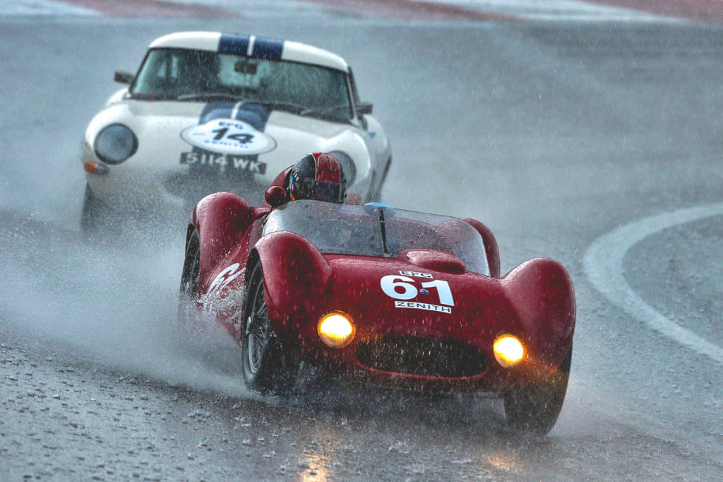 Les voitures du Greatest's Trophy affrontent un déluge au Grand Prix de l'Âge d'Or 2018 à Dijon-Presnois