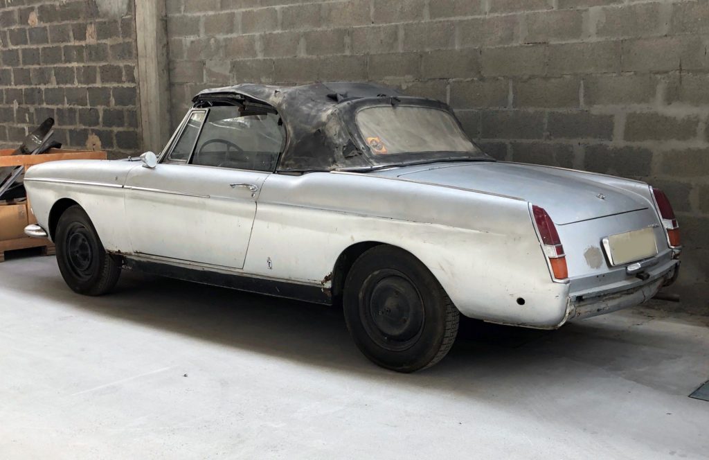 Une Peugeot 404 Cabriolet de 1962 de la vente aux enchères de Grenoble. 