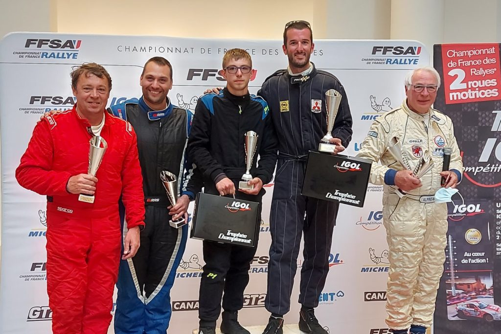 Le podium du Groupe 1 à 5 VHC au Rallye du Touquet 2021 avec David Hugla-Lucas Dumont, Joël Vicaire-Nicolas Jeudy et Philippe Flament-Jean Manessiez. 