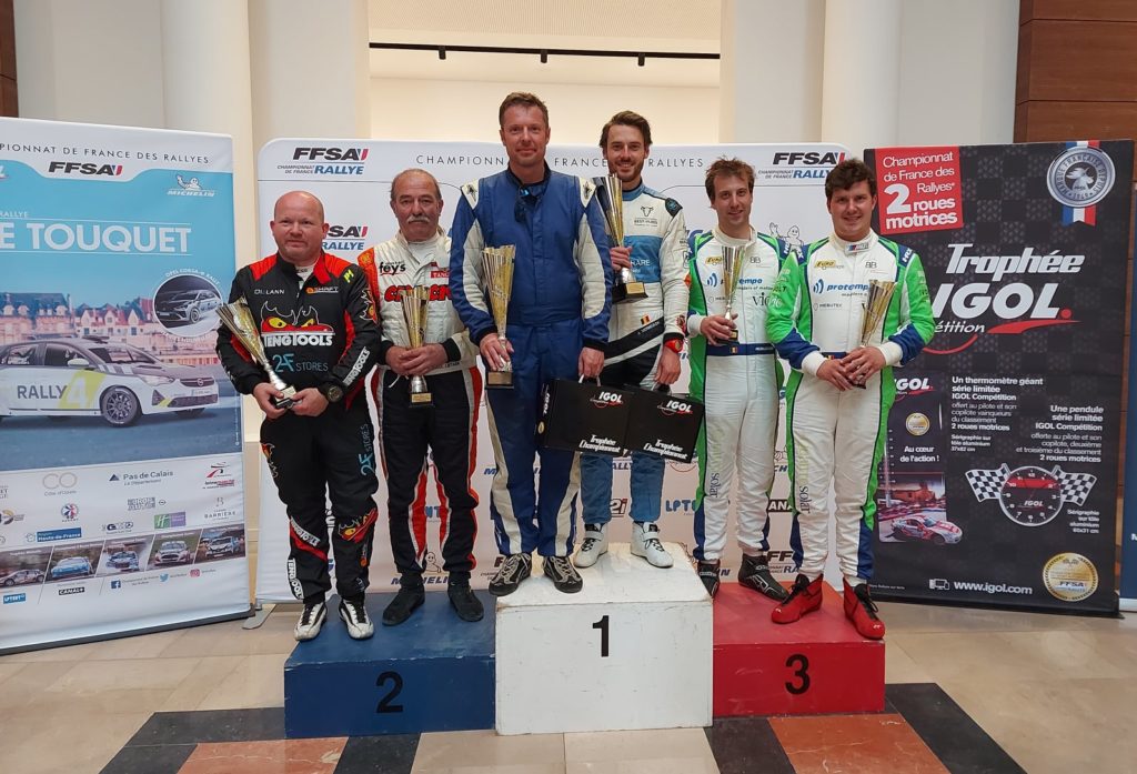 Le podium du Rallye du Touquet VHC 2021 avec Paul Lietaer-François Geerlandt, Christophe Merlevede-Jasp Vermeulen et  Cedriek Merlevede-Laury Callens.