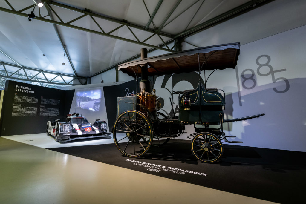 Le Cart De Dion fait face à la Porsche 919 Hybrid au Musée des 24 Heures du Mans